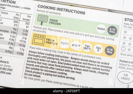 Comment faire cuire / renseignements de cuisson étiquetage sur une boîte en papier contenant l'étiquette de l'ASDA, prix économique, hamburgers de boeuf. Pour les compétences de base en cuisine. Banque D'Images