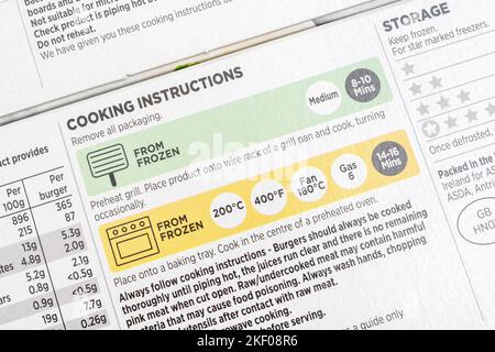 Comment faire cuire / renseignements de cuisson étiquetage sur une boîte en papier contenant l'étiquette de l'ASDA, prix économique, hamburgers de boeuf. Pour les compétences de base en cuisine. Banque D'Images