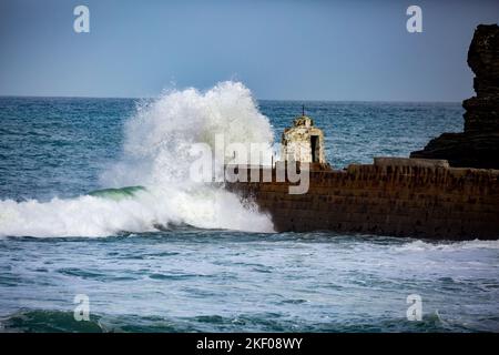 Portreath,Cornouailles,15th novembre 2022,grandes vagues et mers orageux à Portreath,Cornouailles causées par de forts vents de l'est du Sud ce matin. La température était de 11C mais avec des averses de pluie légères. La prévision est pour les vents de rafales de continuer jusqu'à la fin de mercredi après-midi.Credit: Keith Larby/Alay Live News Banque D'Images
