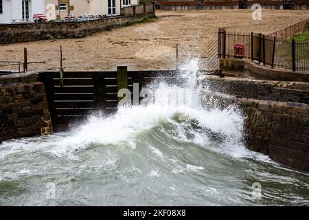 Portreath,Cornouailles,15th novembre 2022,grandes vagues et mers orageux à Portreath,Cornouailles causées par de forts vents de l'est du Sud ce matin. La température était de 11C mais avec des averses de pluie légères. La prévision est pour les vents de rafales de continuer jusqu'à la fin de mercredi après-midi.Credit: Keith Larby/Alay Live News Banque D'Images