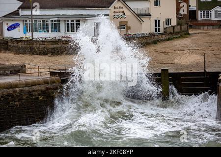 Portreath,Cornouailles,15th novembre 2022,grandes vagues et mers orageux à Portreath,Cornouailles causées par de forts vents de l'est du Sud ce matin. La température était de 11C mais avec des averses de pluie légères. La prévision est pour les vents de rafales de continuer jusqu'à la fin de mercredi après-midi.Credit: Keith Larby/Alay Live News Banque D'Images