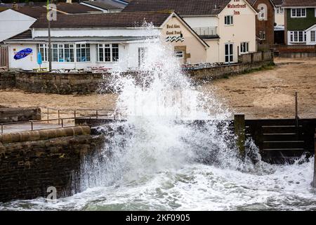 Portreath,Cornouailles,15th novembre 2022,grandes vagues et mers orageux à Portreath,Cornouailles causées par de forts vents de l'est du Sud ce matin. La température était de 11C mais avec des averses de pluie légères. La prévision est pour les vents de rafales de continuer jusqu'à la fin de mercredi après-midi.Credit: Keith Larby/Alay Live News Banque D'Images