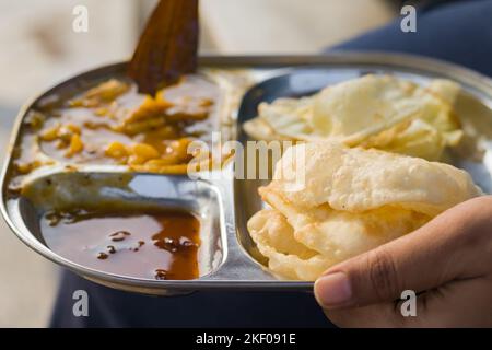 luchi ou puri servi sur une assiette en acier avec curry de pommes de terre et chutney. célèbre en-cas de petit déjeuner de l'inde. Banque D'Images