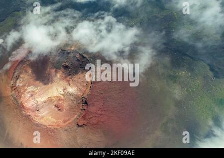 Vue aérienne du cratère du volcan Tyatya, île de Kunashir, îles Kuril, Russie Banque D'Images