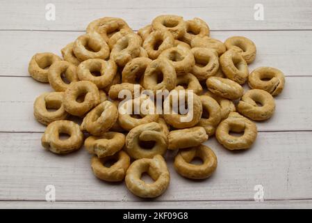 Taralli alla pugliese avec de l'huile d'olive extra vierge sur fond de bois. En-cas italien traditionnel, taralli Banque D'Images