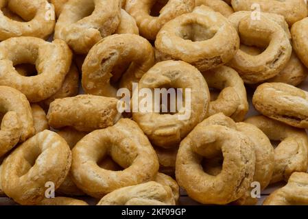Taralli alla pugliese avec fond d'huile d'olive extra vierge. En-cas italien traditionnel, taralli Banque D'Images