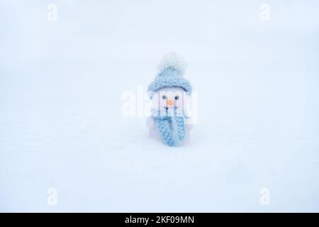 Jouet bonhomme de neige sur fond de neige en hiver. Jouet en laine de Noël. Bonne Année. Espace pour le texte. Banque D'Images