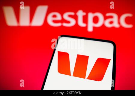 Brésil. 14th novembre 2022. Dans cette illustration, le logo de la Westpac Banking Corporation est affiché sur un smartphone et en arrière-plan. (Photo de Rafael Henrique/SOPA Images/Sipa USA) crédit: SIPA USA/Alay Live News Banque D'Images