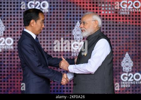 Le Premier ministre indien Narendra Modi est accueilli par le Président de la République indonésienne Joko Widodo lors de la cérémonie de bienvenue officielle qui marquera le début du sommet de G20 à Bali, en Indonésie. Date de la photo: Mardi 15 novembre 2022. Banque D'Images