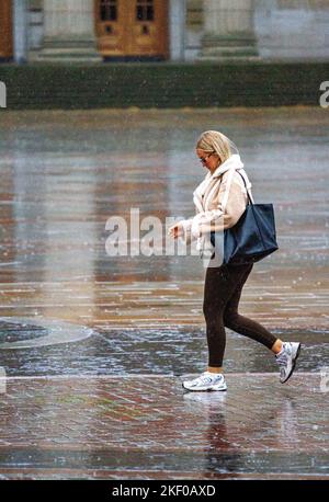Dundee, Tayside, Écosse, Royaume-Uni. 15th novembre 2022. Météo au Royaume-Uni : en raison d'une combinaison de temps sombre, de nuages lourds, de pluie torrentielle et de vents forts qui baladent Dundee, alors que les températures dans le nord-est de l'Écosse ont atteint 11°C. Les habitants de la région font du shopping dans le centre-ville dans une matinée sombre et balayée par le vent en novembre malgré les soupirs. Crédit : Dundee Photographics/Alamy Live News Banque D'Images