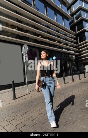 Happy Traveler marchant dans une rue urbaine avec la lumière du soleil à Prague, image de stock Banque D'Images