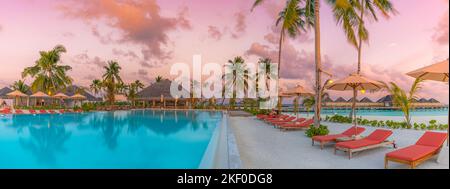 Luxe piscine à débordement coucher de soleil ciel dans un bord de mer d'été chaises de piscine hôtel complexe au paysage tropical. Plage tranquille vacances vibes Banque D'Images