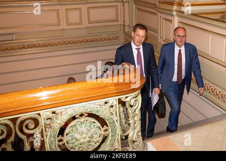 Le Premier ministre Alexander de Croo et le président DE FEB-VBO Bart de Smet photographiés lors d'une réunion du gouvernement fédéral et des partenaires sociaux, y compris des représentants syndicaux et des organisations d'employeurs, à Bruxelles, Mardi 15 novembre 2022.le gouvernement y mettra une proposition de médiation après que les syndicats et les employeurs n'aient pas réussi à se mettre d'accord sur la norme salariale et l'enveloppe sociale la semaine dernière. BELGA PHOTO HATIM KAGHAT Banque D'Images