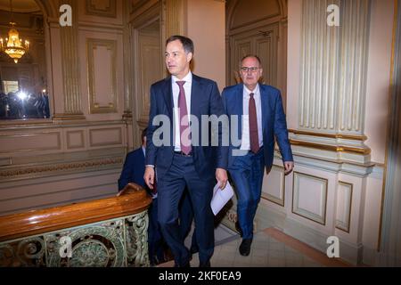 Le Premier ministre Alexander de Croo et le président DE FEB-VBO Bart de Smet photographiés lors d'une réunion du gouvernement fédéral et des partenaires sociaux, y compris des représentants syndicaux et des organisations d'employeurs, à Bruxelles, Mardi 15 novembre 2022.le gouvernement y mettra une proposition de médiation après que les syndicats et les employeurs n'aient pas réussi à se mettre d'accord sur la norme salariale et l'enveloppe sociale la semaine dernière. BELGA PHOTO HATIM KAGHAT Banque D'Images