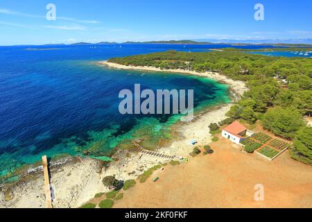 Vue sur la mer Adriatique bleu clair et belle plage du phare de Veli Rat, île de Dugi otok, mer Adriatique, Croatie Banque D'Images