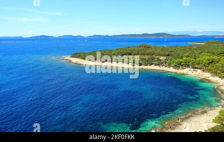 Vue sur la mer Adriatique bleu clair et belle plage du phare de Veli Rat, île de Dugi otok, mer Adriatique, Croatie Banque D'Images