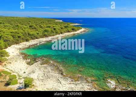 Vue sur la mer Adriatique bleu clair et belle plage du phare de Veli Rat, île de Dugi otok, mer Adriatique, Croatie Banque D'Images