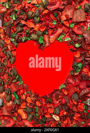 Saint-Valentin avec cadre en forme de coeur et pâtes colorées sur fond rouge. Design conceptuel moderne. Banque D'Images