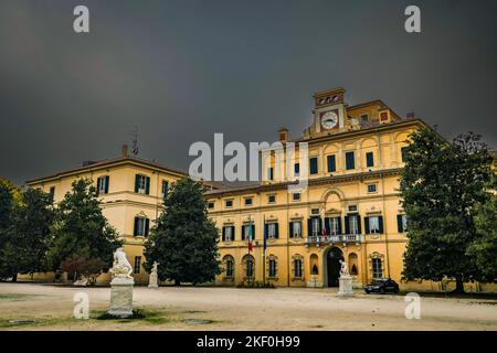 Le Palazzo del Giardino , également appelé Palazzo Ducale del Giardino - un palais historique situé à Parme, à l'intérieur du parc ducal Banque D'Images