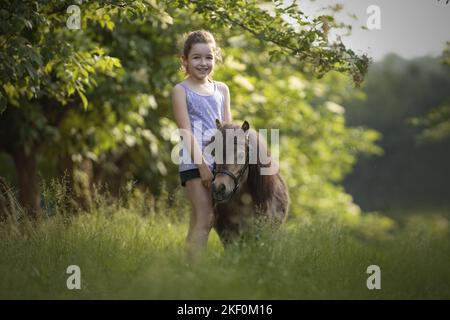 Poney fille et mini Shetland Banque D'Images