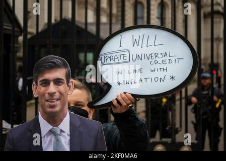 Manifestation devant Downing Street mettant une bulle dans le discours d'un Rishi Sunak citant "je vais uprate Universal Credit en ligne avec l'inflation" Banque D'Images