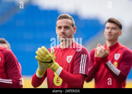 Cardiff, pays de Galles, Royaume-Uni. 15th novembre 2022. Danny Ward fait des pancartes aux écoliers lors de l'entraînement de l'équipe nationale du pays de Galles au stade de Cardiff City, avant le départ de l'équipe pour la coupe du monde de la FIFA 2022 au Qatar. Crédit : Mark Hawkins/Alay Live News Banque D'Images