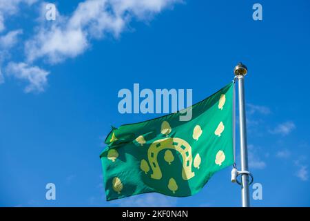 Le drapeau du comté de Rutland, contre un ciel bleu profond. Le plus petit comté d'Angleterre, au Royaume-Uni Banque D'Images