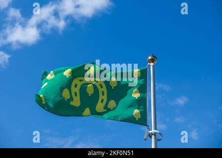 Le drapeau du comté de Rutland, contre un ciel bleu profond. Le plus petit comté d'Angleterre, au Royaume-Uni Banque D'Images