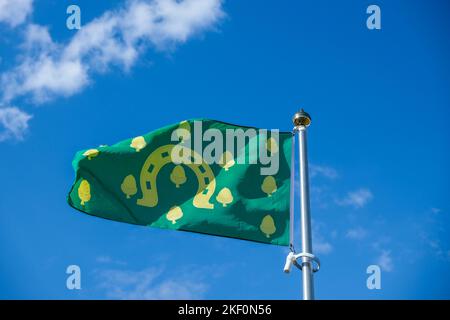 Le drapeau du comté de Rutland, contre un ciel bleu profond. Le plus petit comté d'Angleterre, au Royaume-Uni Banque D'Images