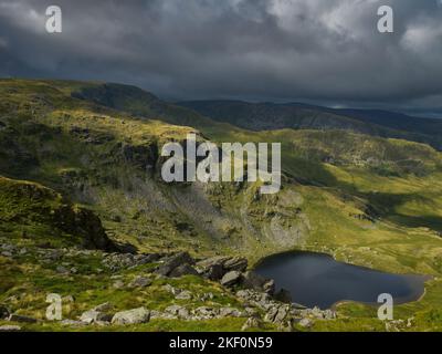 En regardant vers le bas sur les petites eaux près du sommet de Harter est tombé dans les Fells de Cumbria de l'est Banque D'Images