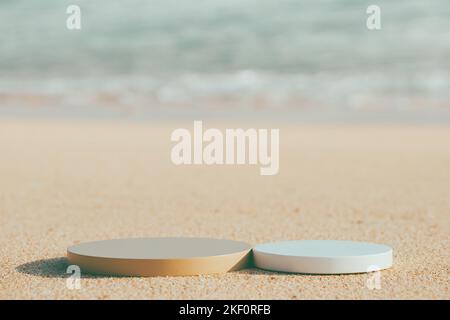 Deux podiums à plate-forme ronde et vide sur le sable de la plage. Banque D'Images