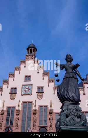 La fontaine de justice et de l'hôtel de ville (Römer), hôtel de ville de Francfort, Francfort-sur-le-main, Allemagne Banque D'Images