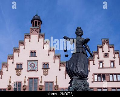 La fontaine de justice et de l'hôtel de ville (Römer), hôtel de ville de Francfort, Francfort-sur-le-main, Allemagne Banque D'Images