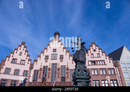 La fontaine de justice et de l'hôtel de ville (Römer), hôtel de ville de Francfort, Francfort-sur-le-main, Allemagne Banque D'Images