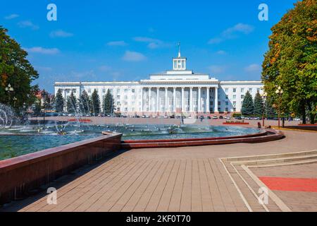 Fontaines et Maison du Gouvernement de la KBR à la place Concord à Nalchik, République Kabardino-Balkarienne en Russie. Banque D'Images