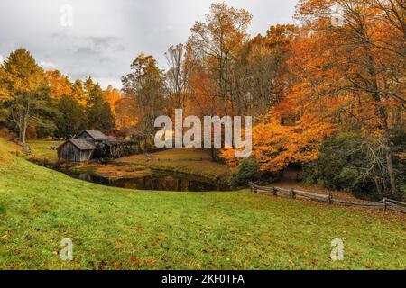 Vesta, Virginie, Etats-Unis - 15 octobre 2022: Mabry Mill est un moulin à eau géré par le parc national de Serice le long de la voie du parc Blue Ridge construit en 1903. Banque D'Images