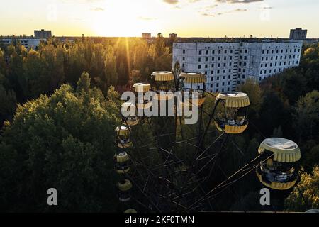 Parc d'expositions de la roue des ferries de Tchernobyl vue de drone - Autumn Aerial from Above à Pripyat, Ukraine Banque D'Images