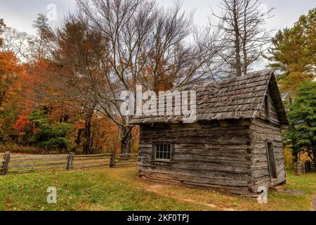 Blue Ridge Park Way, Virginie, Etats-Unis - 16 octobre 2022: "Tante" Orelena Hawks Puckett cabine, elle est née en 1837 et a épousé M. Puckett à l'âge de 16 ans Banque D'Images