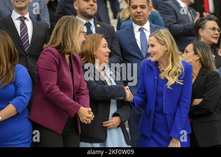 Washington, États-Unis. 15th novembre 2022. Le représentant élu Yadira Caraveo, D-CO, (L) tremble la main avec le représentant élu Laurel Lee, R-FL, avant la photo de classe des membres élus du Congrès 118th sur les marches de la Maison devant le Capitole des États-Unis à Washington, DC mardi, 15 novembre 2022. Photo de Bonnie Cash/UPI Credit: UPI/Alay Live News Banque D'Images