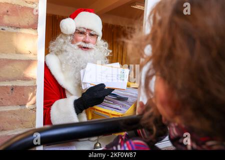 Himmelpfort, Allemagne. 15th novembre 2022. Le Père Noël tient des lettres d'enfants au début de la campagne de rédaction de lettres de Noël à Himmelpfort au bureau de poste de Noël. Depuis la mi-novembre, 'Santa Claus' lit et répond aux lettres des enfants d'Allemagne et du monde entier à Himmelpfort avec le soutien de ses 'anges de Noël'. Le bureau de poste de Noël est traditionnellement une initiative commune de Deutsche Post et de la ville de Himmelpfort. Crédit : Gerald Matzka/dpa/Alay Live News Banque D'Images