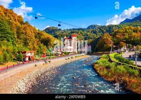 Le remblai de la rivière Mzymta à Rosa Khutor. Roza Khutor est une station de ski alpin située près de la ville de Krasnaya Polyana dans la région de Sotchi, en Russie. Banque D'Images