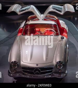 Mercedes-Benz 300 SL (code châssis W 198) voiture de sport à bord d'un goulwing, Musée Mercedes Benz, Stuttgart, Allemagne Banque D'Images