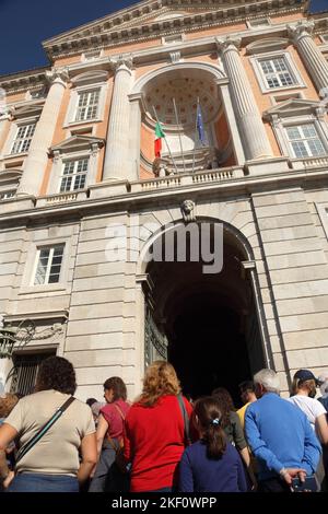 Les touristes font la queue pour les billets en dehors du Palais Royal baroque de Caserta / Reggia di Caserta, Italie, datant du 18th siècle. Banque D'Images