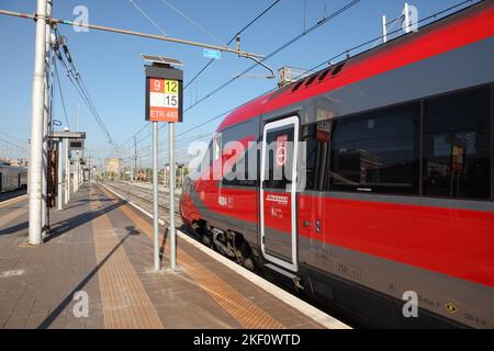 Trains italiens AnsaldoBreda V250 / ETR700 train à grande vitesse Frecciarosso attendant à la gare de Foggia. Banque D'Images