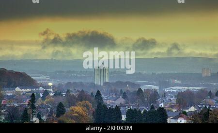 Glasgow, Écosse, Royaume-Uni 15th novembre 2022. Météo au Royaume-Uni: Humide avec ciel nuageux a vu une scène orageux au-dessus du sud-est de la ville. Crédit Gerard Ferry/Alay Live News Banque D'Images