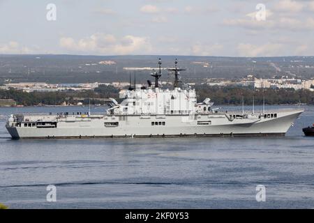 Le navire de la Marine italienne, porte-avions Giuseppe Garibaldi dans le port de Mar Piccolo di Taranto, Puglia, Italie . Photo de haute qualité Banque D'Images