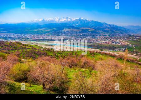 Ville de Charvak et de Xojikent et rivière Chirchiq dans la chaîne de montagnes Tian Shan ou Tengri Tagh près de la ville de Taskent en Ouzbékistan en Asie centrale Banque D'Images