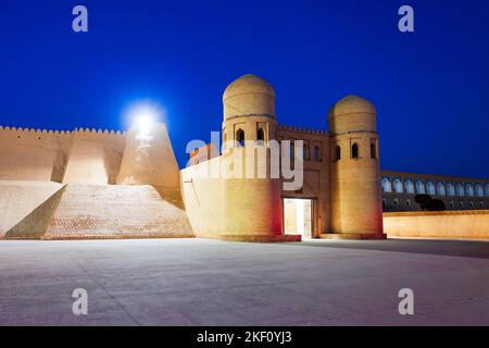 Porte ouest du Kala Itchan, ancienne ville fortifiée de la ville de Khiva en Ouzbékistan la nuit Banque D'Images