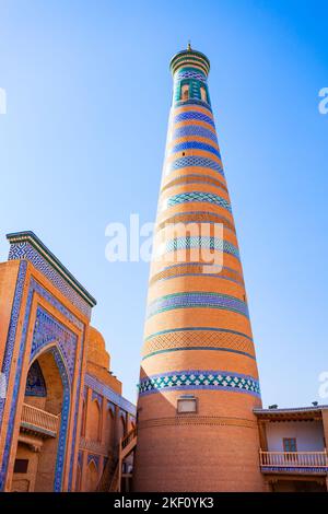 Islam Khodja Minaret à l'Itchan Kala, la ville fortifiée de la ville de Khiva en Ouzbékistan Banque D'Images