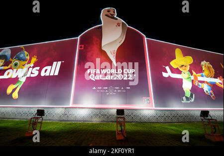 Une vue générale de la signalisation avant la coupe du monde de la FIFA 2022 au Qatar. Date de la photo: Mardi 15 novembre 2022. Banque D'Images